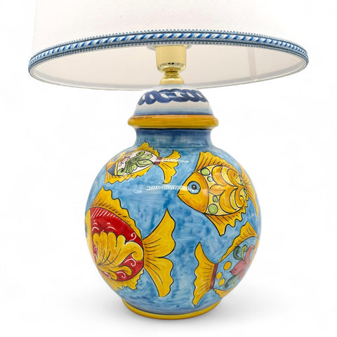Lume in ceramica dipinta a mano con pesci – H.58 x L.35 cm