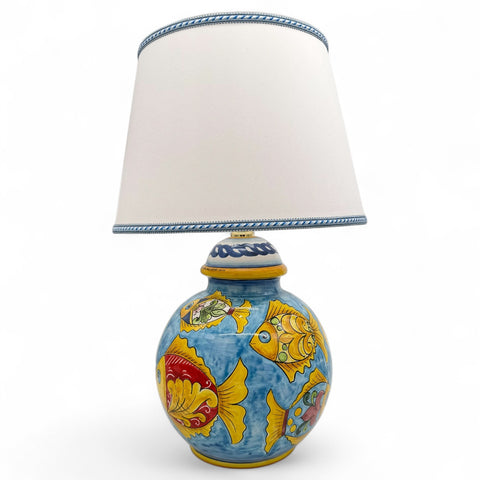 Lume in ceramica dipinta a mano con pesci – H.58 x L.35 cm
