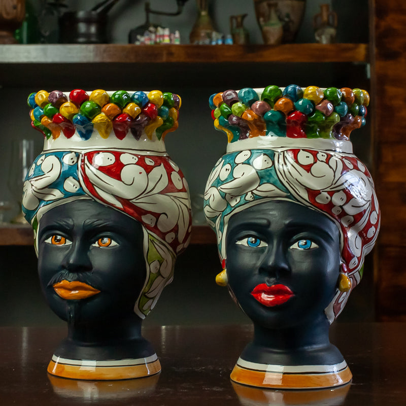 TESTE DI MORO IN CERAMICA SICILIANA DI CALTAGIRONE CORONA PIGNA MULTICOLOR H. 22 CM
